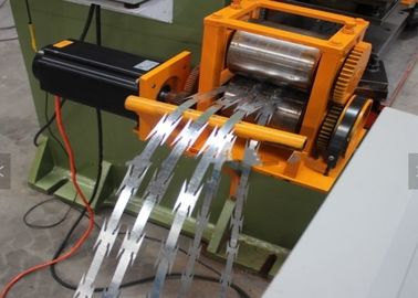 中国 機械、電流を通された鋼鉄かみそりの有刺鉄線機械を作るワイヤーを囲う高性能 サプライヤー