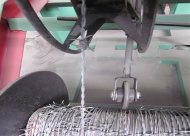 中国 高速有刺鉄線の製造業機械、機械を囲う高精度な有刺鉄線 サプライヤー